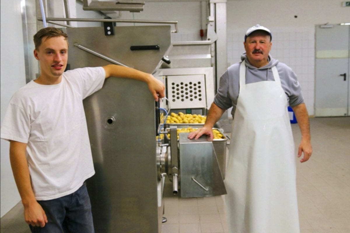 Josef Englert und Maximilian Ketterl jun. in der Produktion in Kochel am See